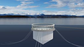 Norway Royal Salmon ASA og Aker ASA er blant de 10 søknadene som nærmer seg utviklingstillatelse. Konseptet Arctic Offshore Farming vil måle cirka 77 meter i diameter og inneholde 3.000 tonn fisk. Merden kan deballasteres for vedlikehold. Dobbelt nett skal forhindre rømming. <i>Foto:  Aker Solutions</i>