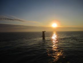 Her er det første fundamentet i havvindparken Dudgeon montert på havbunnen. <i>Foto: Statoil</i>
