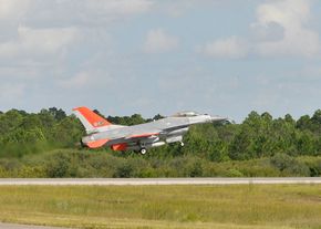 Her tar det ubemannede F-16-flyet av fra flystasjonen Tyndall første gang. <i>Foto: Boeing</i>