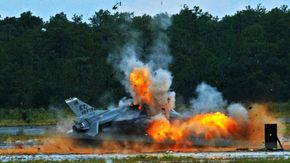 Dette F-16-flyet ble ofret for å teste det såkalte «flight termination»-systemet (FTS). <i>Bilde: USAF</i>