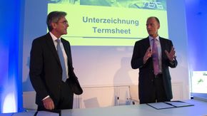 Siemens-sjef Joe Kaeser (t.v) og Airbus-sjef Tom Enders under avtaleinngåelsen i München torsdag. <i>Foto: Marion Custred</i>