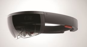 HoloLens er en liten datamaskin man plasserer på hode som kombinerer hologrammer med den virkelige verden. <i>Foto: Trimble</i>