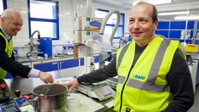 Internasjonal forskning: Fabrikksjef Jan Roger Broen viser frem forskningslokalene ved fabrikken i Nord-Odal. <i>Foto: Mari Gisvold</i>