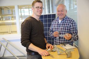 Først ut: Administrerende direktør i SES, Jan Erik Johansen og en av elektromontørene på det første kurset i solcelleinstallasjon. Foto: Jannicke Nilsen. <i>Foto: Jannicke Nilsen</i>