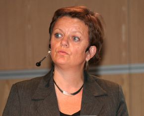 Rundhåndet: Anne Kjersti Fahlvik i Forskningsrådet har tatt på seg spanderbuksene for å få fart på avansert bruk av IT i helseforskning. <i>Foto: Forskningsrådet</i>