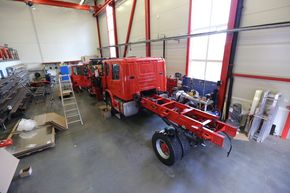 I Flekkefjord bygges hver brannbil i Brannløftet opp fra grunnen. Bare motor og chassis kommer fra Scania. <i>Foto: Egens Brannteknikk</i>