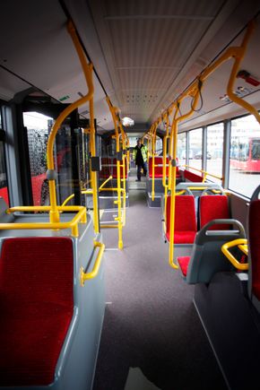 Interiøret er noe mer romslig enn i dagens busser, men det er også lagt opp til flere ståplasser. <i>Foto: Stein Jarle Olsen</i>