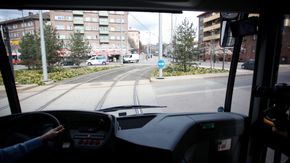 Kjempebussen byr på noen utfordringer i manøvreringen. Her i firkantrundkjøringen på Carl Berners plass var Unibuss litt nervøse, men sjåfør Eva Schnell loset oss pent gjennom. <i>Foto: Stein Jarle Olsen</i>
