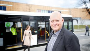Administrerende direktør Øystein Svendsen i Unibuss håper å kunne kjøre kjempebussene i ordinær rutetrafikk i Oslo. <i>Foto: Stein Jarle Olsen</i>