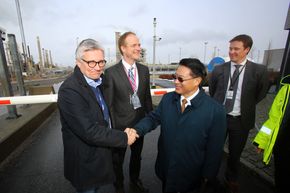Storfint: Li Yong (t.h.) er leder i den mektige FN-organisasjonen Unido, og mente at karbonfangstteknologien på Mongstad gir håp for verden. Nylig besøkte han senteret og direktør Roy Vardheim. <i>Foto: Per-Ivar Nikolaisen</i>
