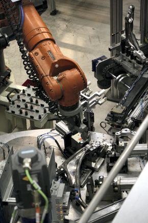 Monteringslinje for Volvo XC 90 forhjulsoppheng. En ny fabrikk med strømlinjeformet og automatisert produksjon og montering skal stå klar ved Gjøvik før årsskiftet. <i>Foto: Tore Stensvold</i>