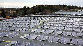 På taket av Norges største fryseboks var det nylig montert 2588 solcellepanel. <i>Foto: Lars Erik Olsen/Asko</i>