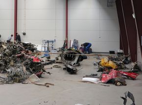 SHT har samlet og grovsortert vrakdelene på Haakonsvern fram til de fraktes til den tekniske basen på Kjeller. <i>Foto: SHT</i>