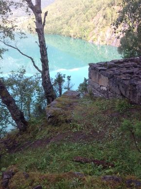 Bare grunnmuren står igjen etter Wittgensteins hus i Skjolden. Snart skal huset gjenreises med de originale materialene, hvis finansiering kan sikres. <i>Foto: Harald N. Røstvik</i>