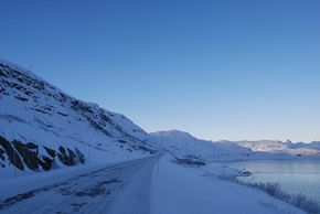 Snøskredtårn ved Tyin, sett fra fv. 53. Bildet ble tatt under prøveprosjektet som ble gjennomført i 2010 - 2012. <i>Foto: Wyssen Norge AS</i>