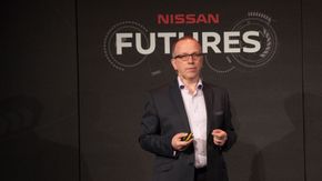 Paul Willcox i Nissan Europe tror bilprodusentene må endre seg eller gå under. <i>Foto: Marius Valle</i>