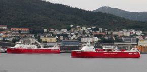 Kvitbjørn og Kvitnos er de to første LNG-drevne frakteskipene som allerede viser at naturgassdrift er fullt mulig. <i>Foto: Norlines</i>