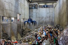 Søppel: Lokalt og importert søppel ankommer og lagres i et gigantisk lager. <i>Foto: LASSE FREDRIKSSON </i>