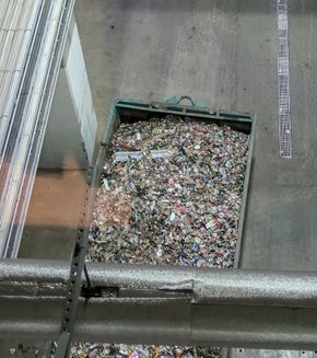 Metaller: Det importerte søppelet er på langt nær så rent som det lokale svenske. Her må mye sorteres ut. Opptil tre slike vognlass med metaller tas ut hver dag. <i>Foto: ORV</i>