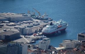 Hurtigruten ved kai i Bergen. Et bunkersfartøy ligger ved siden av. Hurtigruten bruker marin diesel og ikke tungolje. <i>Bilde:  Wiki Commons</i>