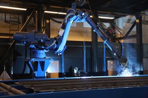 Kleven verft omstiller seg og bruker roboter i produksjonen av deler til skip. <i>Foto: Tore Stensvold</i>