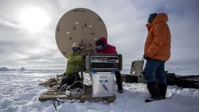Testing av satellittkommunikasjon på 82 grader nord. <i>Foto: Simen Rudi/ Forsvarsmateriell</i>