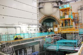 Blir ferdig: Mye av innmaten til Olkiluoto 3-reaktoren er allerede på plass. Den gule konstruksjonen midt i bildet skal brukes til å håndtere brenselsstavene. <i>Foto: Øyvind Lie</i>