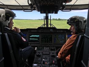 Justis- og beredskapsminister Anders Anundsen om bord i det nye redningshelikopteret. <i>Foto: Justis- og beredskapsdepartementet</i>