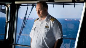Kaptein Gus Andersson er konsentrert. Han har ansvar for verdens største cruiseskip. <i>Foto: Eirik Helland Urke</i>