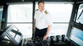 Kaptein Gus Andersson på babord bruving. <i>Foto: Eirik Helland Urke</i>