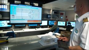 Maskinsjef Ivo Marenc kan gå inn og sjekke over 40.000 kontrollpunkter rundt om på skipet. <i>Foto: Eirik Helland Urke</i>
