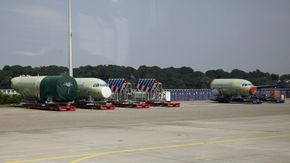 A320-komponenter som er produsert i Hamburg venter på å bli skipet til den nye fabrikken i Alabama. <i>Foto: Per Erlien Dalløkken</i>