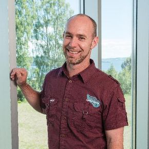 Førsteamanuensis, Erik Hjelmås, ved avdeling for informatikk og medieteknikk ved Høgskolen i Gjøvik. <i>Foto: NTNU</i>