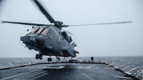 Et CH-148 Cyclone lander på HMCS Halifax i februar i forbindelse med «Ship Helicopter Operating Limits», SHOL-trening. <i>Foto: Det kanadiske luftforsvaret/Ordinary Seaman Raymond Kwan</i>