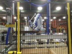 Sapa Magnor har bygget opp en ny robotcelle for å kappe, sortere og pakke aluminiumsprofilene til Berry Alloc. <i>Foto: Sapa</i>