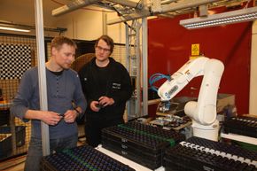 Sebastian Dransfeld og Ådne Solhaug Linnerud ved Sintef Raufoss Manufacturing med prøver fra robotisert produksjon for KA. <i>Foto: Tore Stensvold</i>