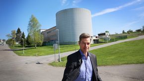 Ifes administrerende direktør Nils Morten Huseby, her fotografert foran Kjellerreaktoren. <i>Foto:  Øyvind Lie</i>