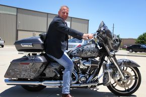 Lidenskap: Roger Antonsens store lidenskap er Harley Davidson-motorsykler. Selv har han spesiallakkert sin med skrekkfigurer. <i>Foto: Tormod Haugstad</i>