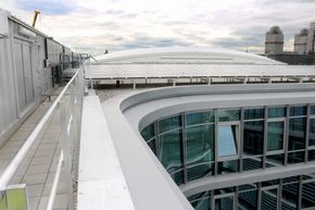 Spesielt tak: Det hvite taket over atriet er ifølge Siemens basert på samme teknologi som taket til Allianz Arena, EFTE (Etylen tetrafluoretylen). Taket er selv-rengjørende. Fra utsiden er taket translusent hvitt, men er gjennomsiktig fra insiden, og slipper dermed inn mye lys. <i>Foto: Fredrik Drevon</i>