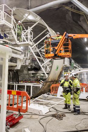 Bakriggen av den første tunnelboremaskinen som skal drive nordover mot Oslo er under montering. <i>Foto: Mari Gisvold</i>