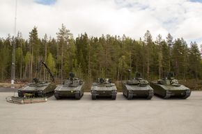 Her er alle de fem medlemmene i den nye norske CV90-familien, fra venstre: Stormingeniørvogn, stormpanservogn, multirollevogn, oppklaringsvogn og stridsledelsesvogn. <i>Foto: Nils Bjuggstam</i>