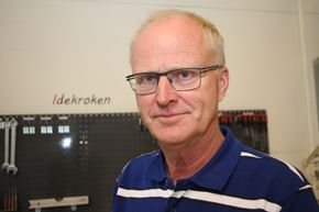Arne Ramsland leder FoU-lab fra Tenkeboksen inne i verkstedet til Tronrud Engineering. <i>Foto: Tore Stensvold</i>