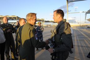 Morten Hanche (t.h) gratuleres av Martin Tesli etter at Hanche 10. november i fjor som første nordmann fløy F-35. Det skjedde på Luftforsvarets 71-årsdag. <i>Foto: Luke AFB</i>