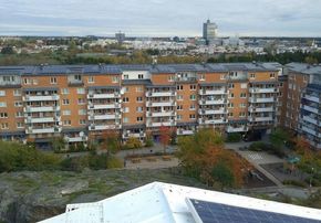 Dropper planlagt solsatsing: Det svenske utleieselskapet Familjebostäder har kledt taket på mange boligblokker i Rinkeby med solcelle-panel. Nå dropper selskapet paneler på mange nye husprosjekter. <i>Foto: Familjebostäder</i>