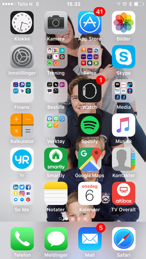 Min hjemskjerm: Toril har vært flink til å organisere appene sine i mapper, men ser ikke ut til å være like flink med å oppdatere dem til nyeste versjon. <i>Foto: Privat</i>