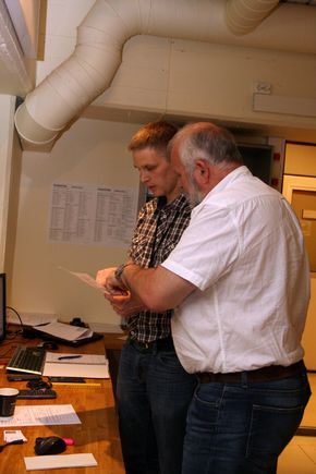 Marinteks Ørjan Selvik (t.v,) og Arne Lothe fra Norconsult diskuterer testplanen. <i>Foto: Tore Stensvold</i>