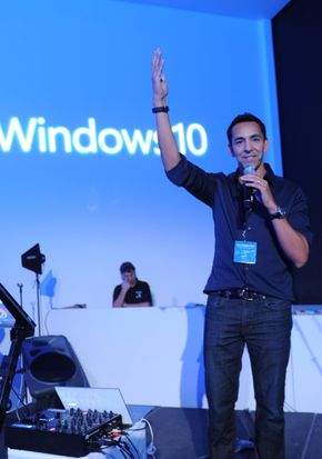 Det siste året har Surface-omsetningen gått fra en milliard dollar årlig til det samme i kvartal, fortalte Yusuf Mehdi, Microsofts direktør for Windows og enheter, i går. Arkivfoto.