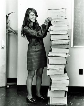 Margaret Hamilton viser hvor omfattende koden til styringssystemet til Apollo 11-ferden var. <i>Foto: NASA</i>