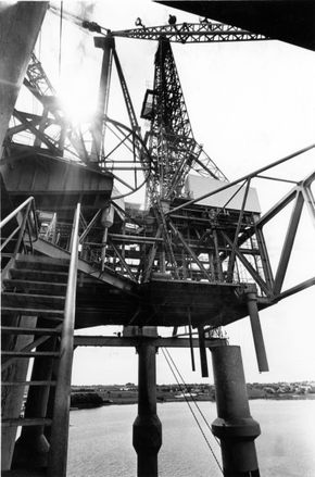 Essos boreplattform for leteboring i Nordsjøen Ocean Traveler klar til innsats. den første leteboringen ble startet 19. juli 1966. Her plattformen utenfor Stavanger før utsleping. <i>Foto: NTB / Scanpix</i>