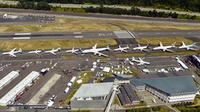 Hele Boeings 7-serie oppstilt i forbindelse med 100-årsjubileet, med 707 i front, fulgt av 717, 727, 737, 747, 757, 767, 777 og 787. <i>Foto: Boeing</i>
